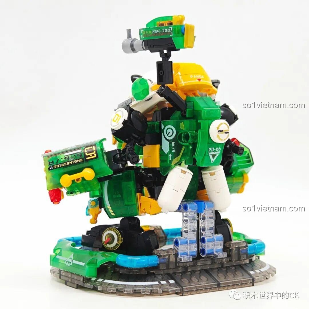 Mặt sau của mô hình ZHEGAO 662011 Panda Mecha Phúc Bảo Hào, hiển thị các chi tiết giáp và động cơ, đồ chơi lắp ráp robot.