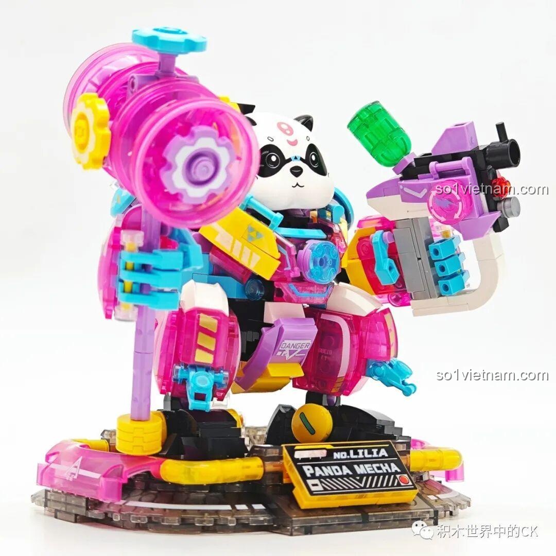 Cận cảnh phần tay của ZHEGAO 662012 Panda Mecha Lilia, với các chi tiết giáp và khớp nối, đồ chơi lắp ráp cho bé trai 6 tuổi.