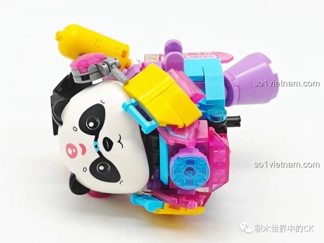 Mô hình ZHEGAO 662012 Panda Mecha Lilia với phần tay đang được lắp, thể hiện sự linh hoạt của các khớp nối.