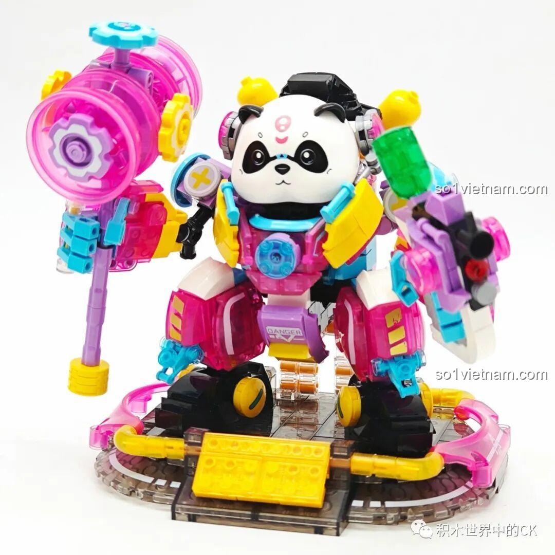 Góc nhìn chéo của mô hình ZHEGAO 662012 Panda Mecha Lilia hoàn chỉnh, thể hiện chi tiết thiết kế và vũ khí.