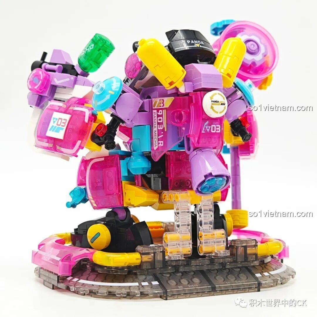 Mô hình ZHEGAO 662012 Panda Mecha Lilia từ góc nghiêng phía sau, với vũ khí được gắn trên vai, đồ chơi lắp ráp cho bé trai 6 tuổi.