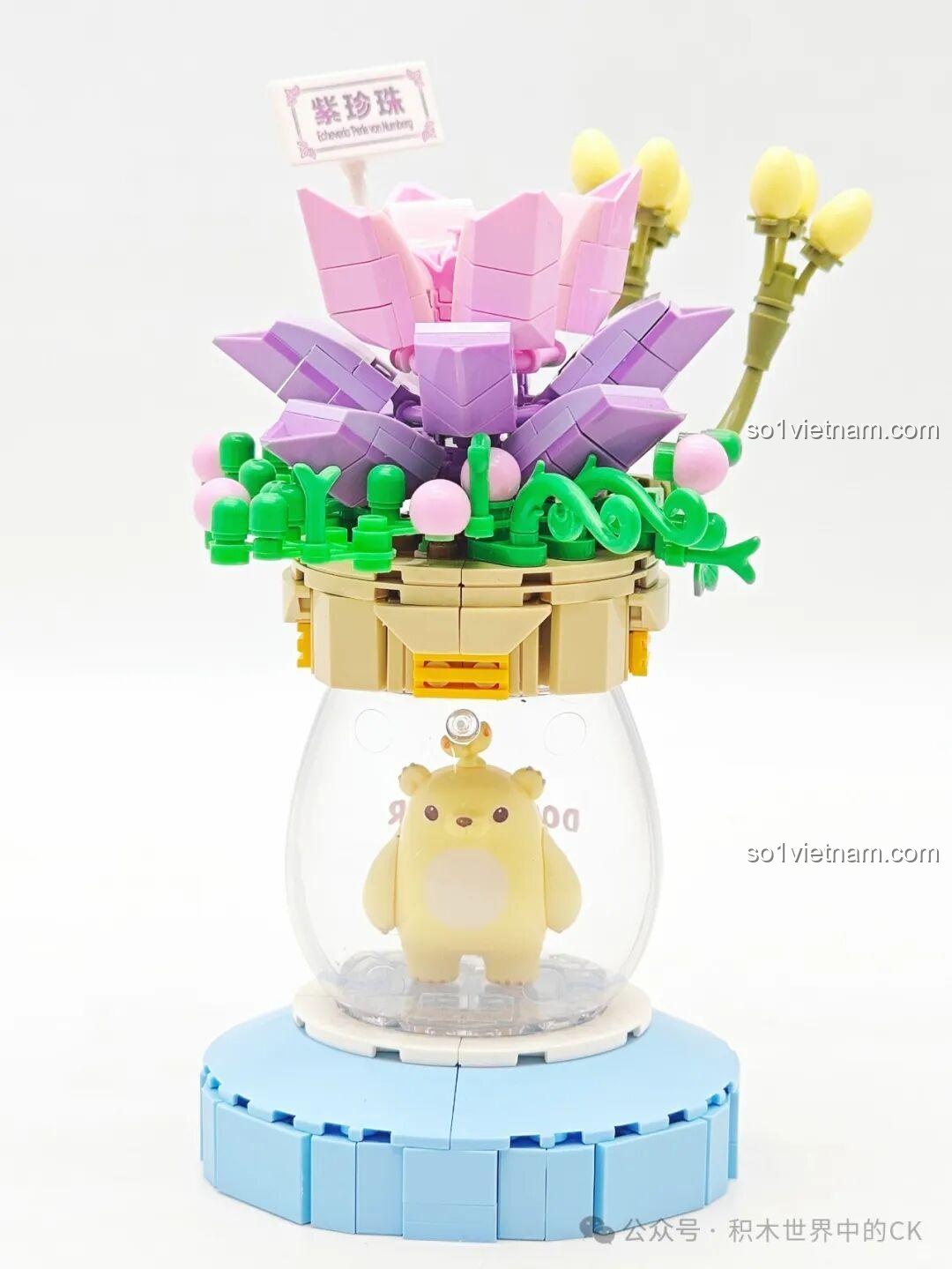 Mô hình cây xương rồng từ series đồ chơi xếp hình Mô hoa lá ZHEGAO, với Gấu Mầm bên trong chậu cây trong suốt.
