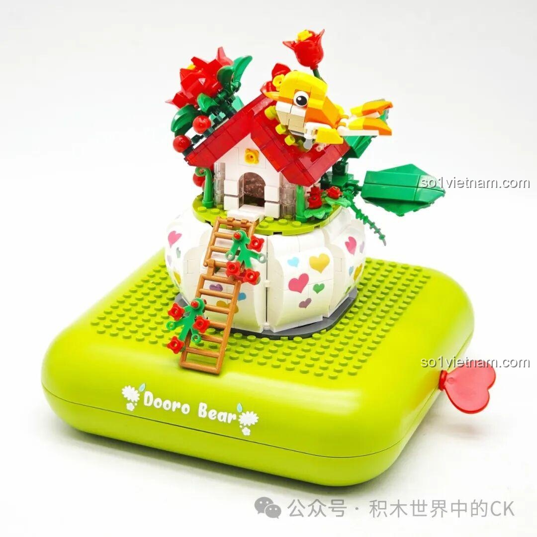 Quá trình lắp ráp bộ ZHEGAO 663014 Ngôi Nhà Chim Hoa Gấu Mầm, ngôi nhà chim dần hiện hình với mái đỏ và thân trắng.