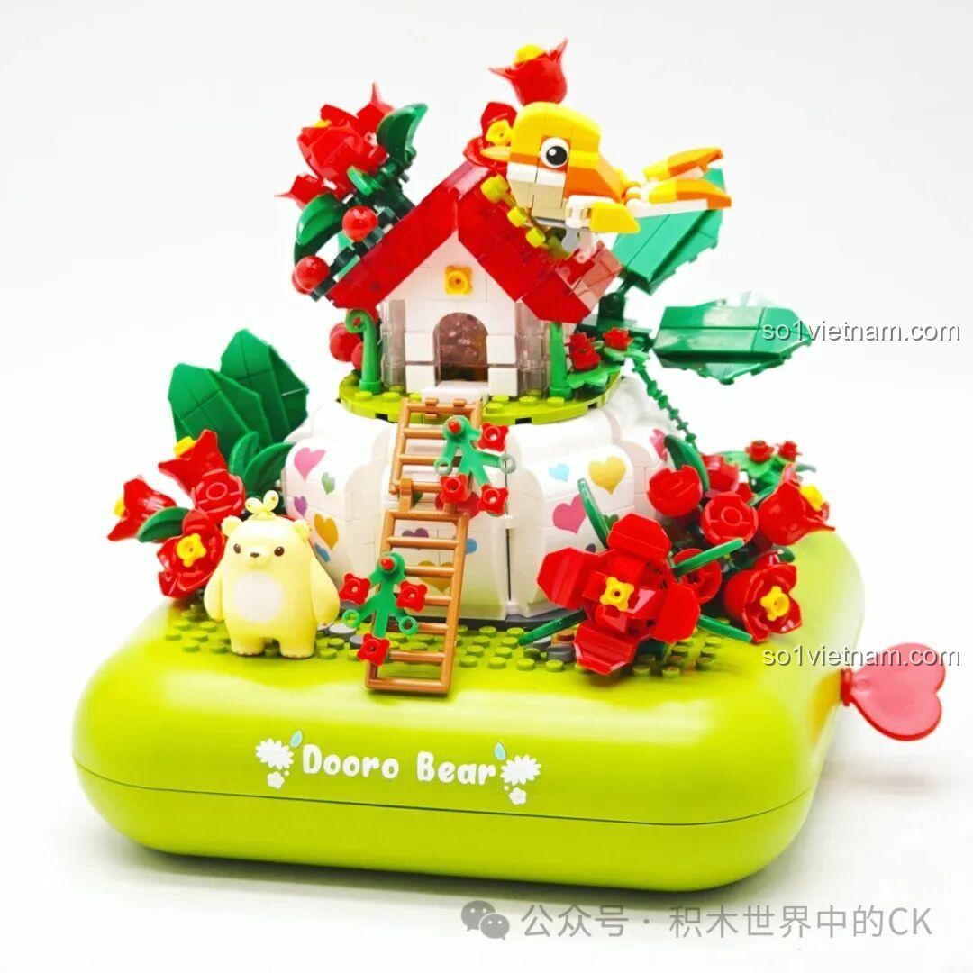 Mô hình ZHEGAO 663014 Ngôi Nhà Chim Hoa Gấu Mầm gần hoàn thiện, với Gấu Mầm và chú chim vàng đã được đặt vào vị trí.