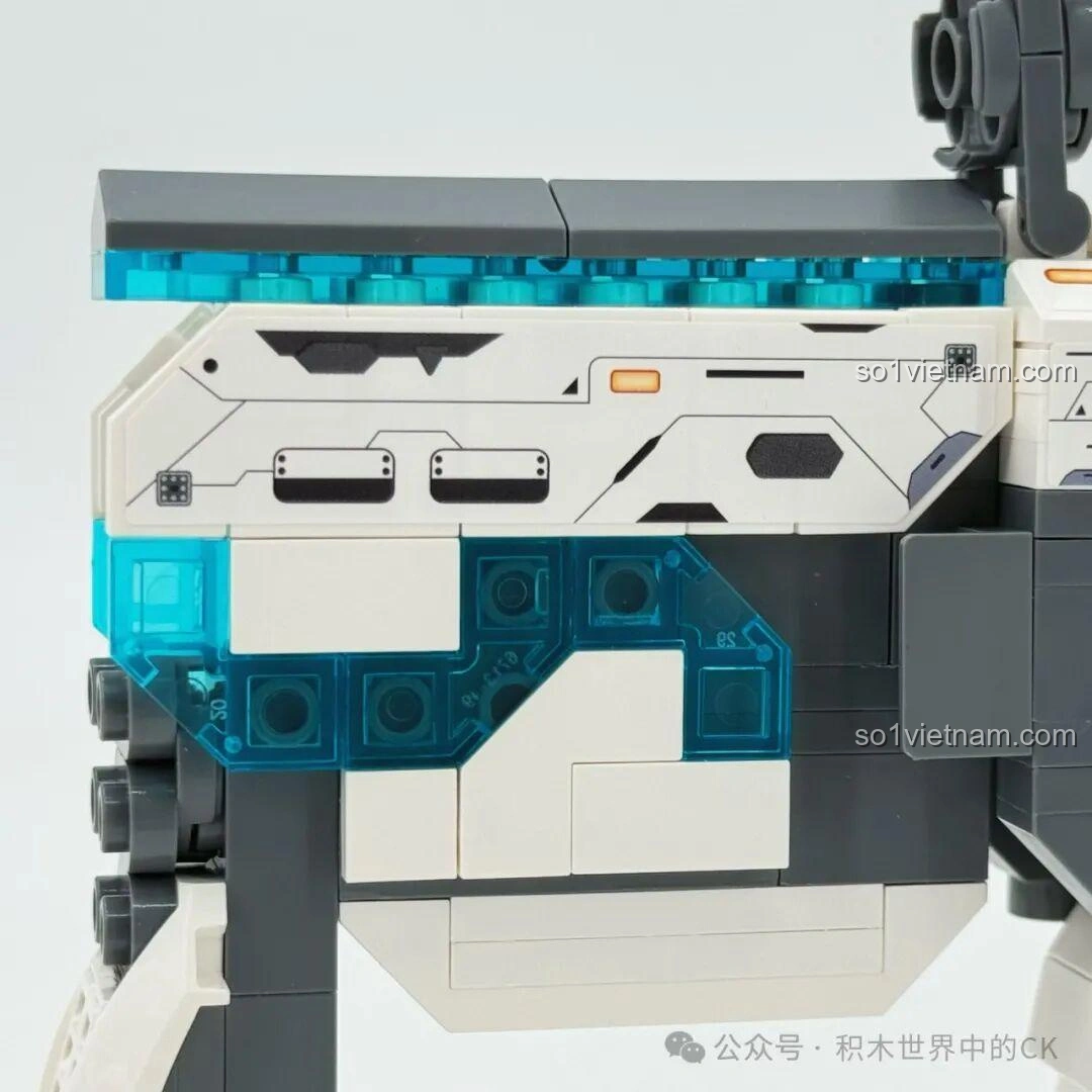 Chi tiết các mảnh ghép màu xanh dương trong suốt trên thân ZHEGAO 918019 Súng trường điện từ Bạch Dương, tạo hiệu ứng năng lượng.