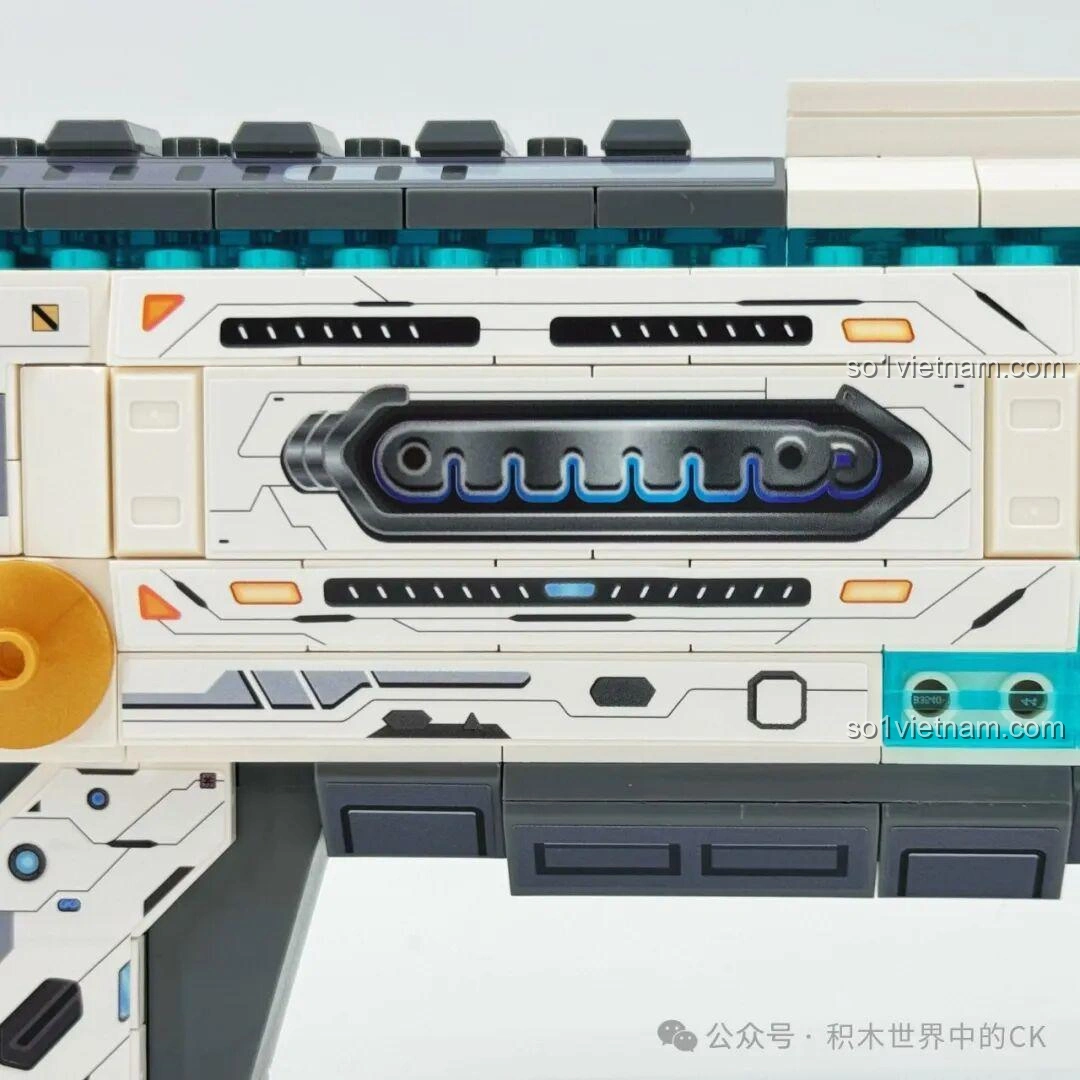 Cận cảnh phần thân giữa của ZHEGAO 918019 Súng trường điện từ Bạch Dương, nổi bật các chi tiết xanh và vàng.