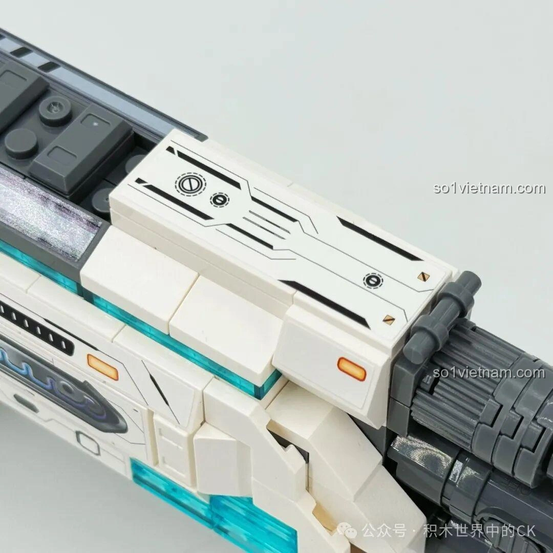 Chi tiết phần thân trên của ZHEGAO 918019 Súng trường điện từ Bạch Dương với các miếng sticker trang trí.