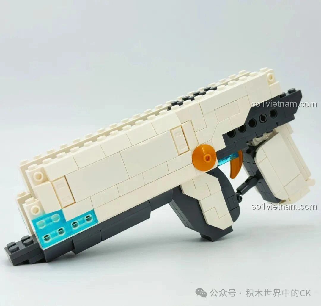 Giai đoạn đầu của quá trình lắp ráp ZHEGAO 918019 Súng trường điện từ Bạch Dương, hình thành phần thân súng.