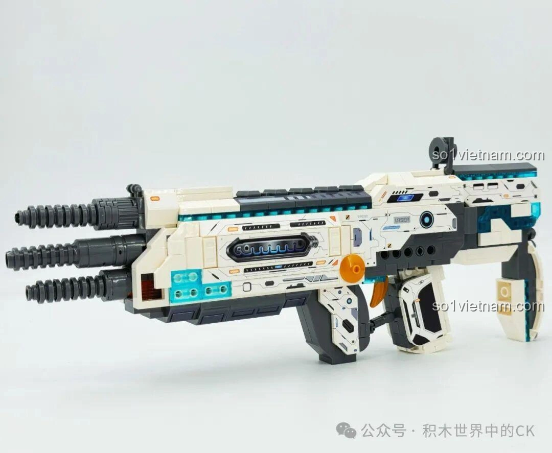 Mô hình hoàn chỉnh ZHEGAO 918019 Súng trường điện từ Bạch Dương với thiết kế khoa học viễn tưởng, màu trắng chủ đạo.