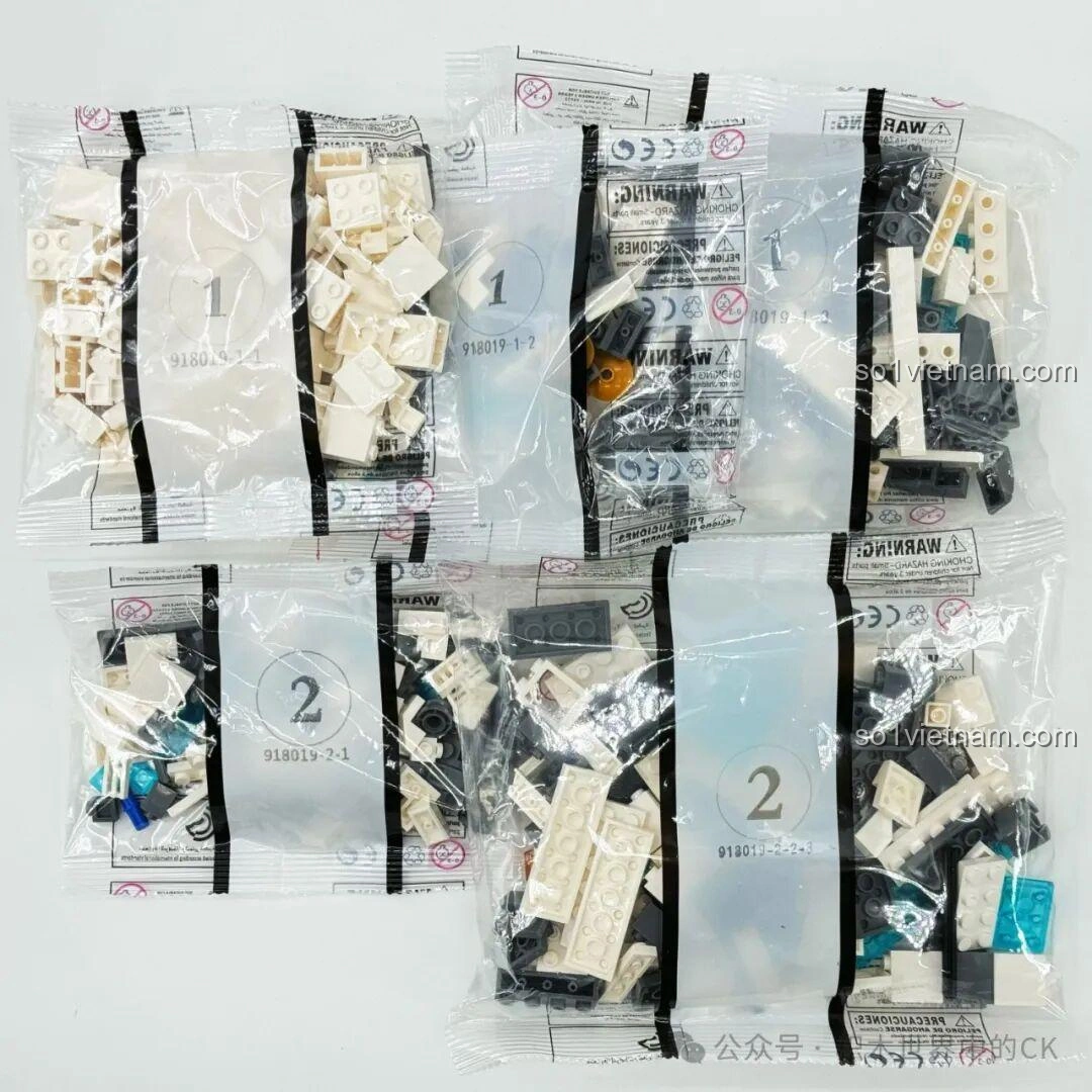 Các túi mảnh ghép được đánh số cẩn thận của bộ lắp ráp ZHEGAO 918019 Súng trường điện từ Bạch Dương, sẵn sàng cho quá trình lắp.