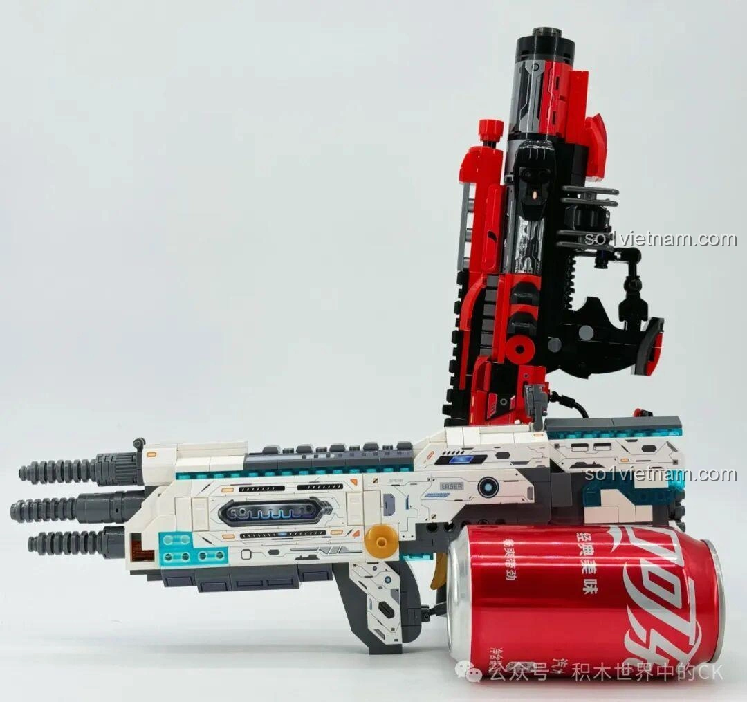 So sánh chiều dài của ZHEGAO 918019 Súng trường điện từ Bạch Dương và 918022 Súng phun lửa Sư Tử với lon nước.