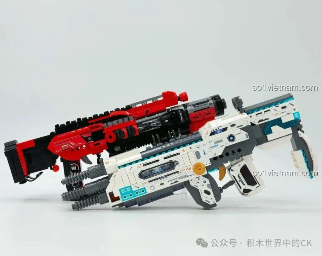 So sánh hai mẫu súng lắp ráp ZHEGAO 918019 Súng trường điện từ Bạch Dương và 918022 Súng phun lửa Sư Tử, nổi bật thiết kế tương lai.