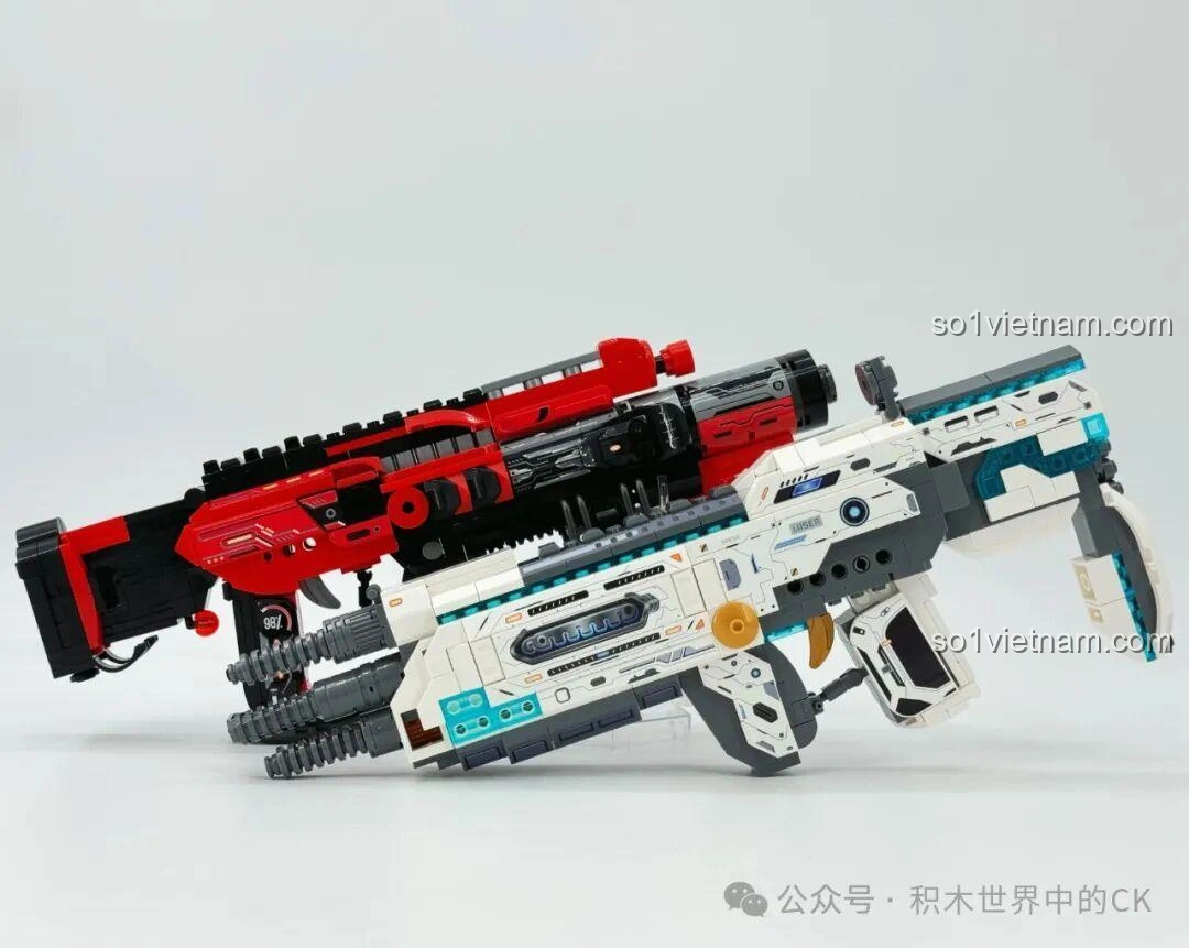 So sánh hai mẫu súng lắp ráp ZHEGAO 918019 Súng trường điện từ Bạch Dương và 918022 Súng phun lửa Sư Tử, nổi bật thiết kế tương lai.