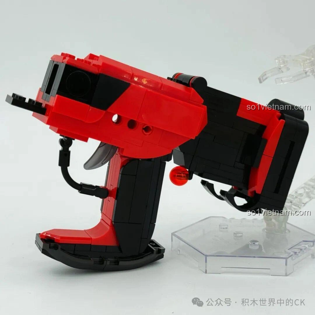 Giai đoạn đầu của quá trình lắp ráp ZHEGAO 918022 Súng phun lửa Sư Tử, hình thành phần tay cầm.