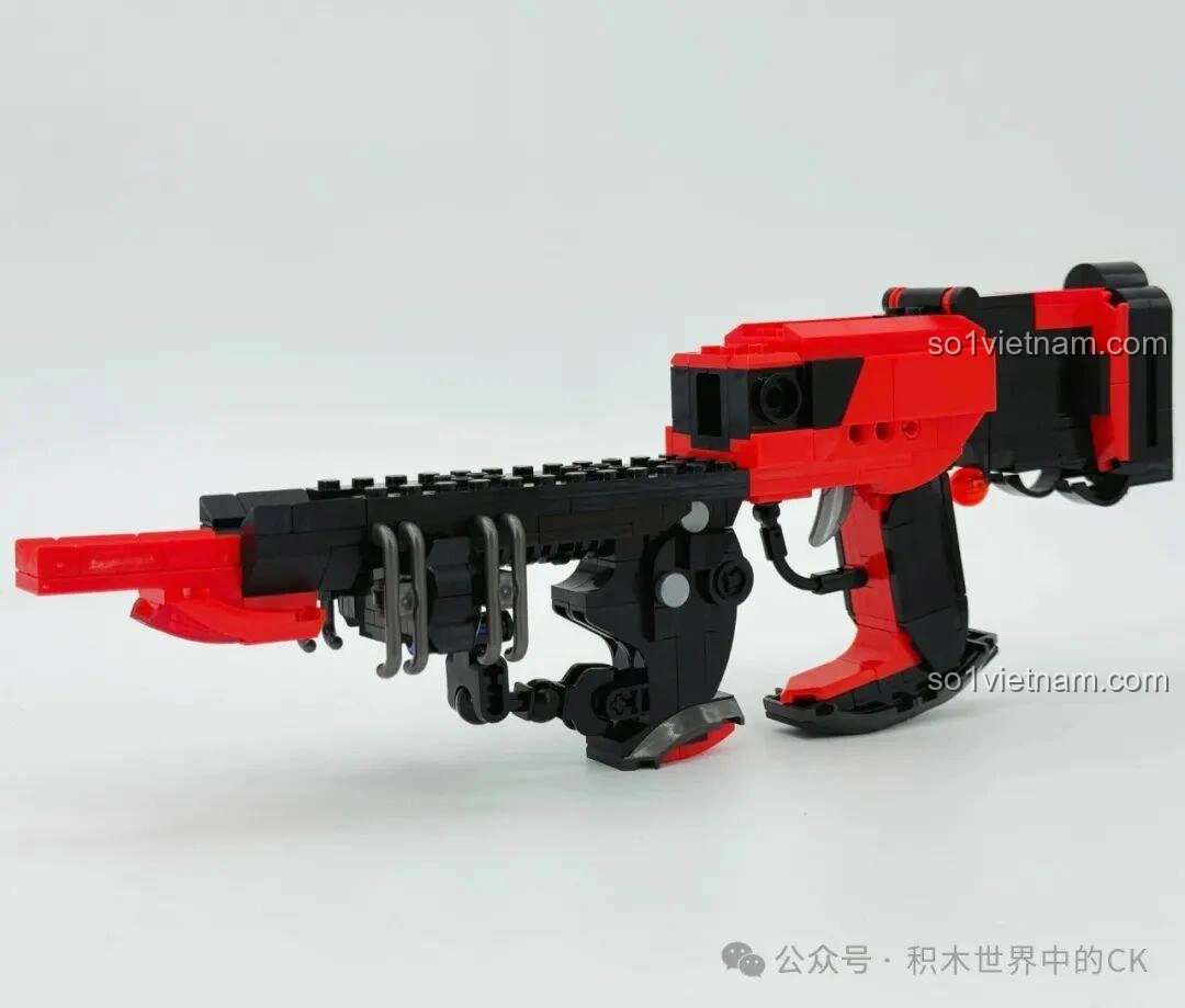 Giai đoạn giữa của quá trình lắp ráp ZHEGAO 918022 Súng phun lửa Sư Tử, phần nòng súng đang được hoàn thiện.