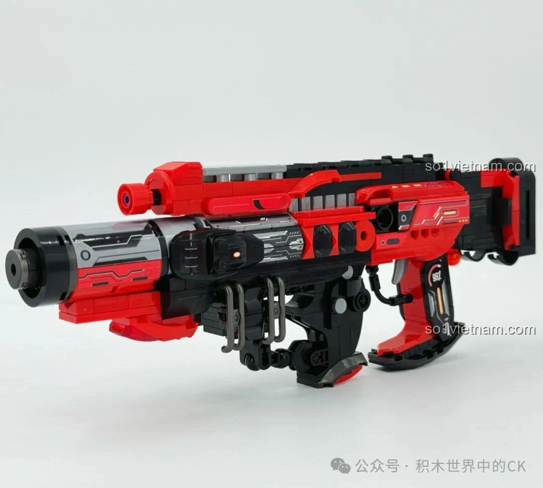 Góc nhìn chéo của ZHEGAO 918022 Súng phun lửa Sư Tử, làm nổi bật các chi tiết kim loại giả và đường nét.