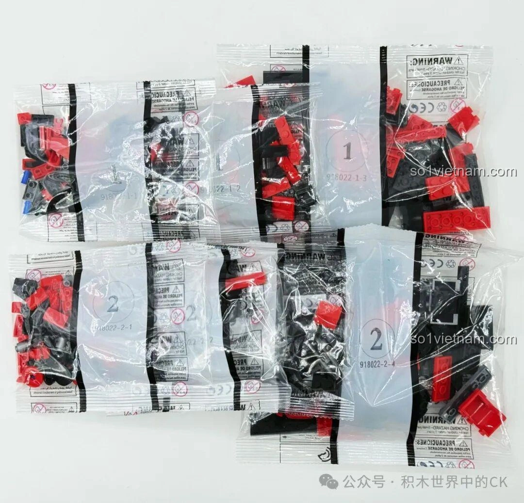 Các túi mảnh ghép được đánh số của bộ lắp ráp ZHEGAO 918022 Súng phun lửa Sư Tử, màu đỏ và đen.