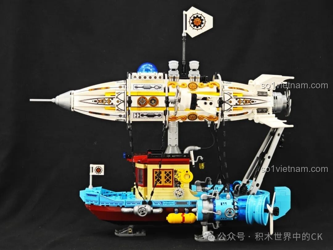 Review mô hình ZHEGAO 958015 Phi thuyền Steampunk trên nền đen, làm nổi bật các chi tiết và màu sắc của sản phẩm.