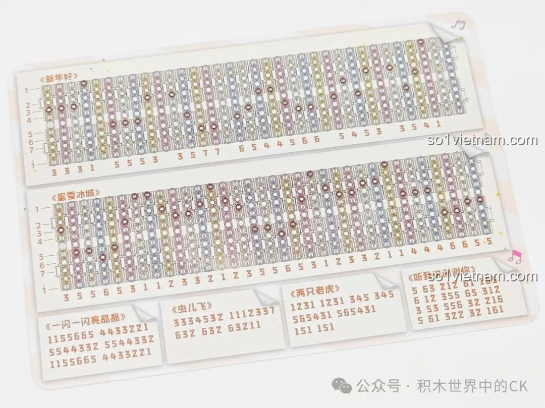 Tấm thẻ nhỏ kèm theo bộ Đàn Tám Âm Mộng Ảo ZHEGAO 991014 với các bản nhạc đơn giản, giúp bé tập chơi ngay sau khi hoàn thành mô hình nhạc cụ lắp ráp.