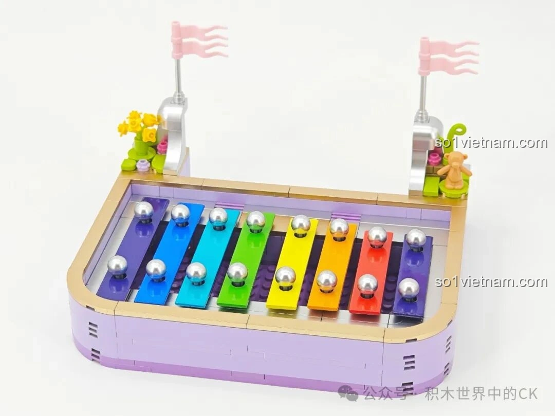 Góc nhìn từ trên xuống của bàn phím gõ Đàn Tám Âm Mộng Ảo ZHEGAO 991014 với 8 thanh màu sắc cầu vồng và các viên bi kim loại, tạo nên vẻ đẹp rực rỡ cho mô hình đàn gõ.