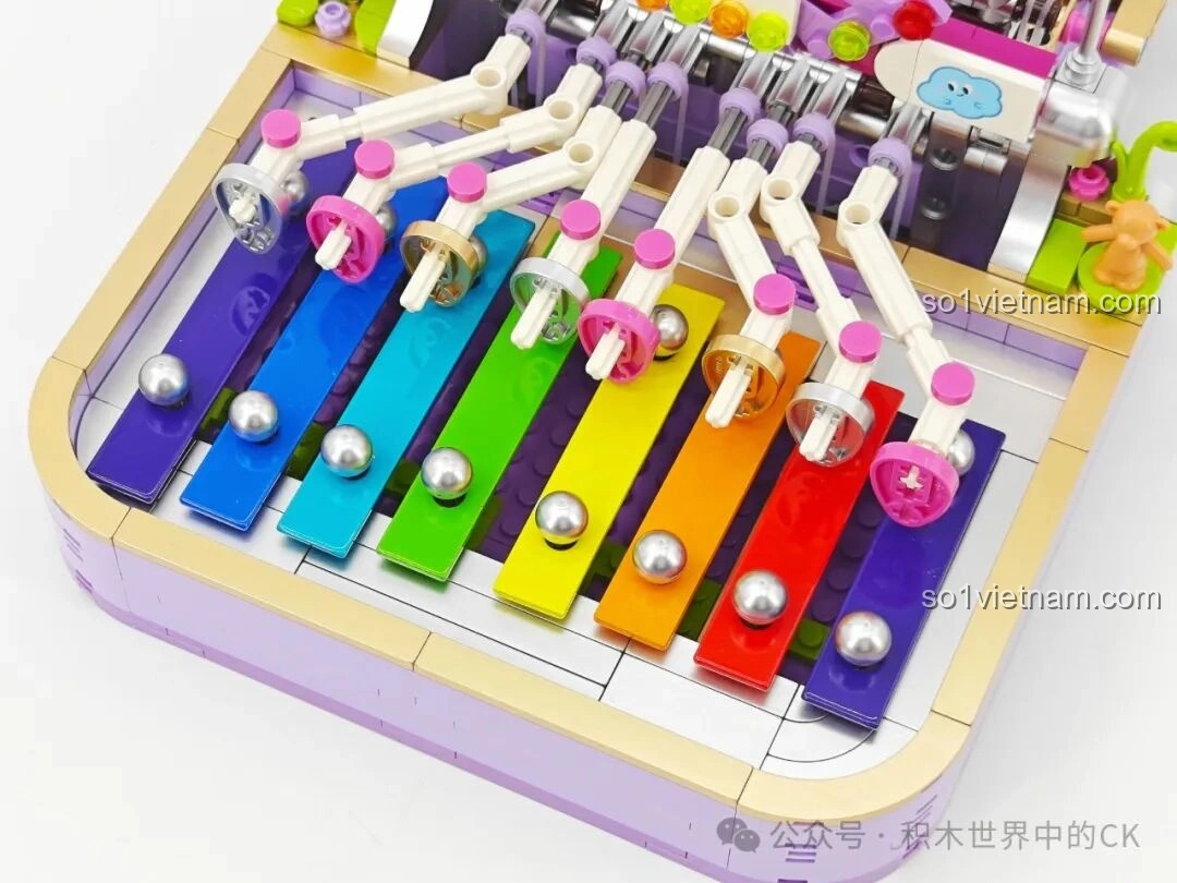 Cận cảnh chi tiết bàn phím gõ của Đàn Tám Âm Mộng Ảo ZHEGAO 991014, với các thanh màu sắc và viên bi kim loại, sẵn sàng tạo ra những giai điệu vui tai.
