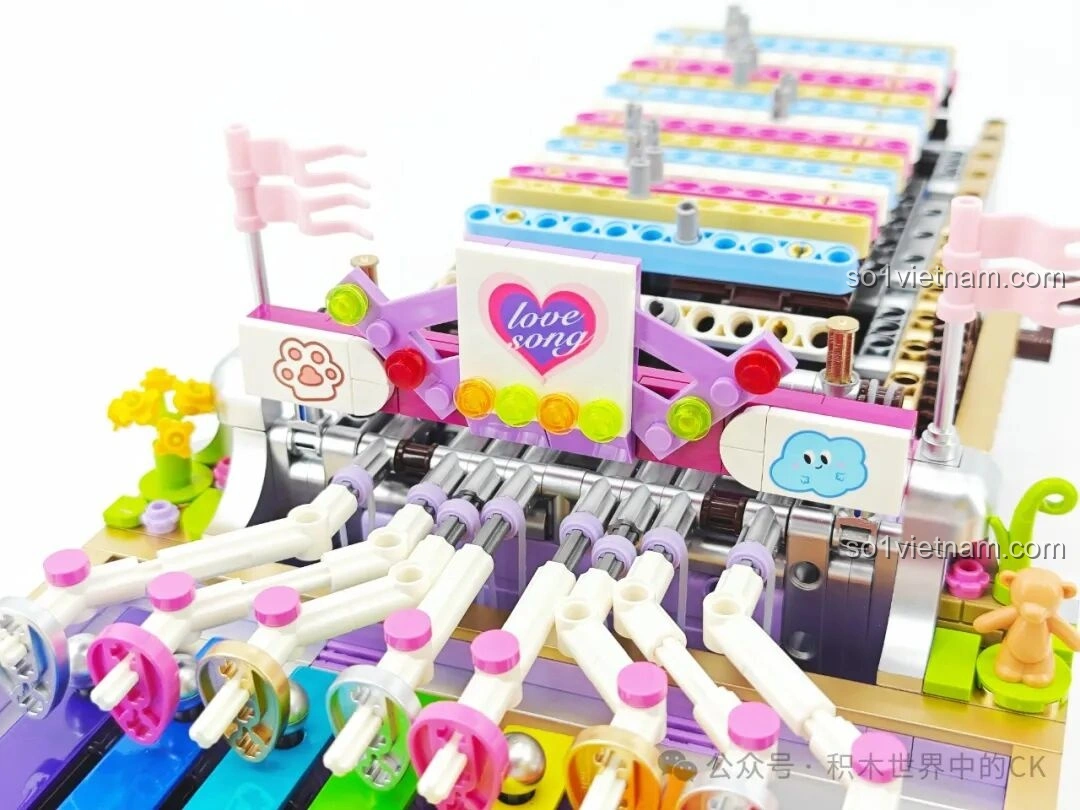Cận cảnh tay quay cơ khí của Đàn Tám Âm Mộng Ảo ZHEGAO 991014, cho thấy cơ chế hoạt động tự động của mô hình đàn gõ, giúp bé hiểu về hộp nhạc.