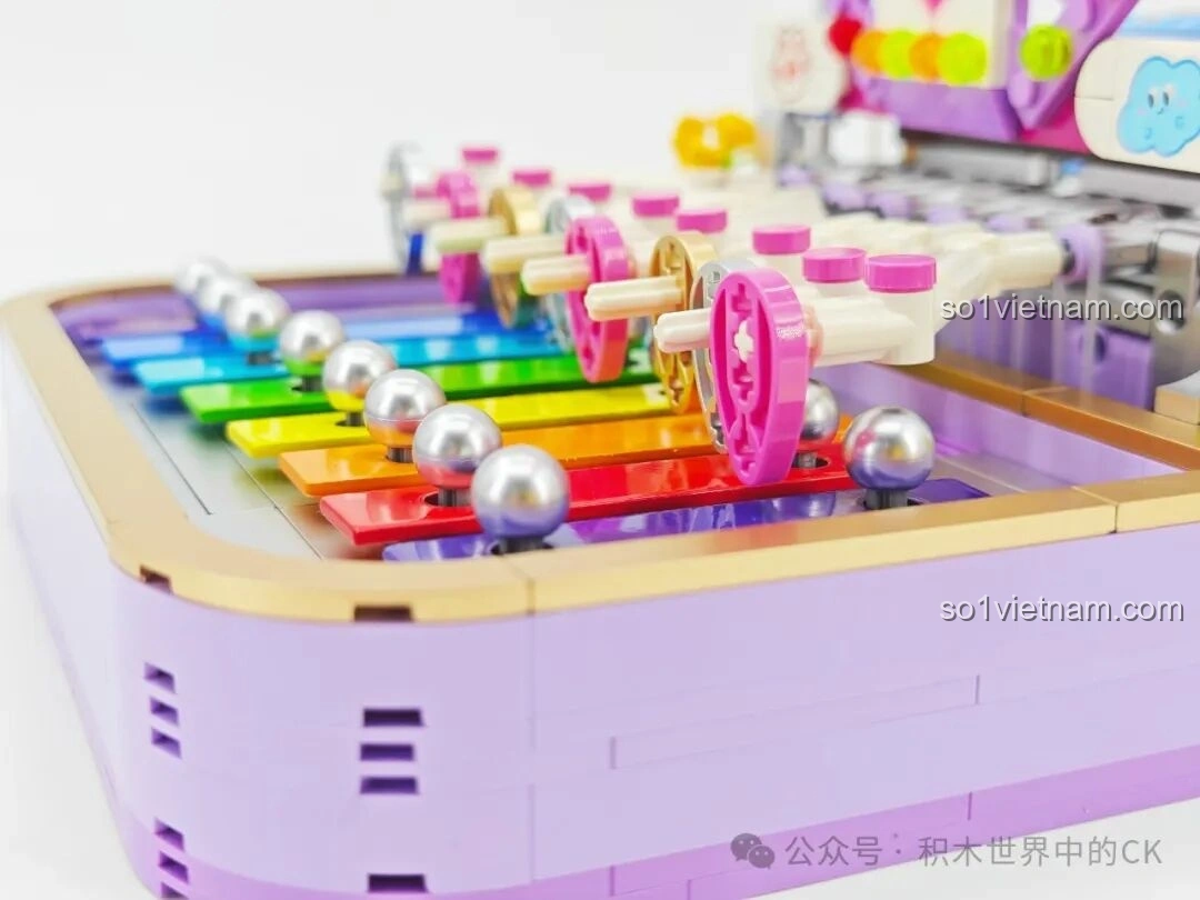 Cận cảnh viên bi kim loại trên thanh gõ của Đàn Tám Âm Mộng Ảo ZHEGAO 991014, minh họa cơ chế tạo âm thanh của đồ chơi nhạc cụ lắp ráp này.