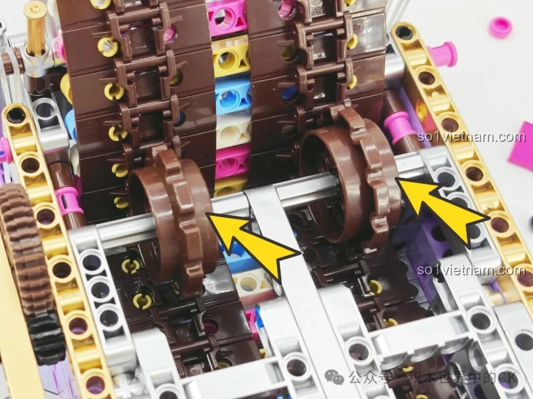 Cận cảnh cơ cấu truyền động bên trong Đàn Tám Âm Mộng Ảo ZHEGAO 991014, minh họa cách các bánh răng hoạt động để tạo ra chuyển động cho mô hình nhạc cụ lắp ráp.