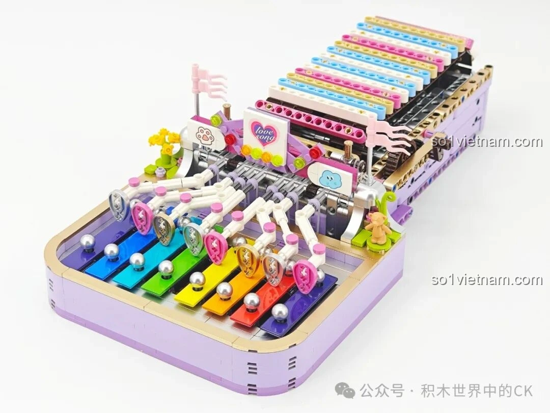 Phần bàn phím của Đàn Tám Âm Mộng Ảo ZHEGAO 991014 đã hoàn thành, sẵn sàng kết nối với thân đàn, tạo nên một mô hình nhạc cụ lắp ráp hoàn chỉnh và tương tác.