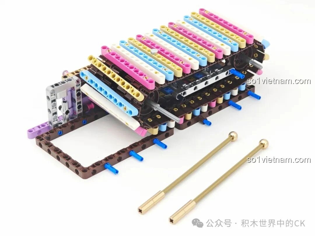 Khung cơ bản của Đàn Tám Âm Mộng Ảo ZHEGAO 991014 đang được lắp ráp, cho thấy cấu trúc ban đầu của mô hình đàn gõ, với các chi tiết kỹ thuật Technic.