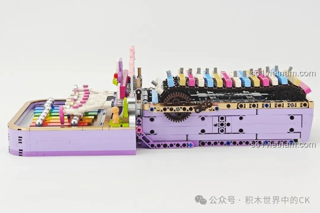 Thành phẩm Đàn Tám Âm Mộng Ảo ZHEGAO 991014 nhìn từ bên cạnh, thể hiện cấu trúc dài của thân đàn và sự sắp xếp của các thanh gõ, cùng tay quay cơ khí.