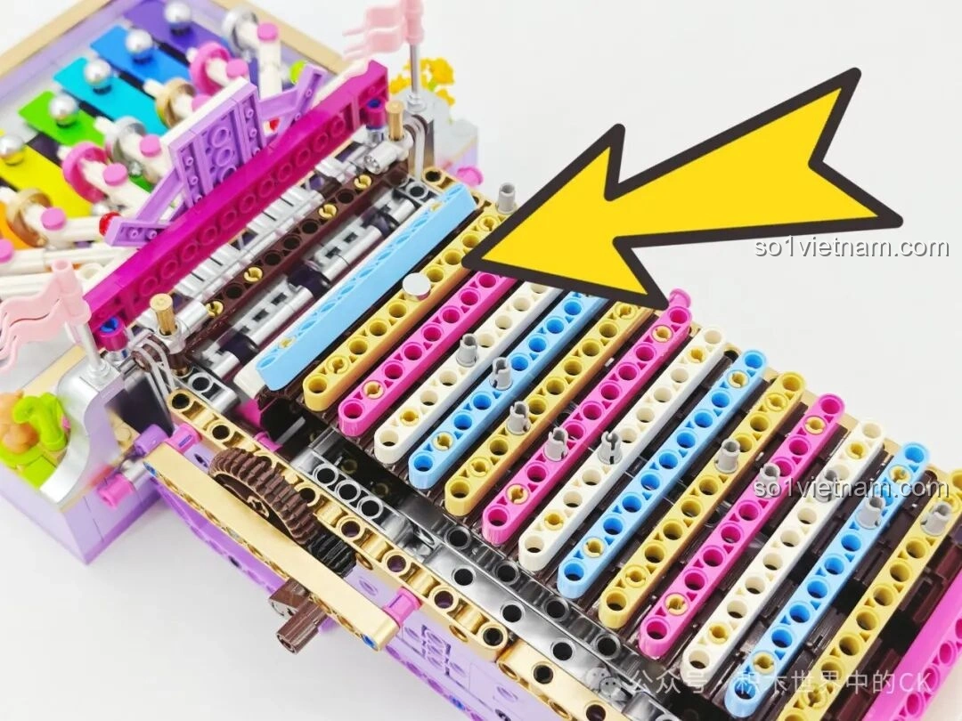 Thành phẩm Đàn Tám Âm Mộng Ảo ZHEGAO 991014 nhìn từ góc chéo, khoe trọn vẻ đẹp của mô hình đàn gõ với tông màu tím pastel và các chi tiết trang trí dễ thương.