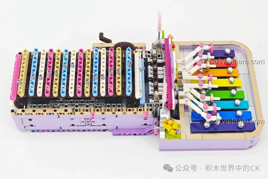 Thành phẩm Đàn Tám Âm Mộng Ảo ZHEGAO 991014 nhìn từ góc nghiêng trên, thể hiện sự kết hợp hài hòa giữa các bộ phận và vẻ đẹp tổng thể của mô hình đàn gõ.