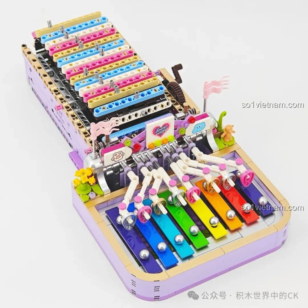 Thành phẩm Đàn Tám Âm Mộng Ảo ZHEGAO 991014 nhìn từ góc nghiêng phía trước, tập trung vào phần bàn phím gõ và các chi tiết cơ khí, tạo nên một đồ chơi nhạc cụ tương tác.