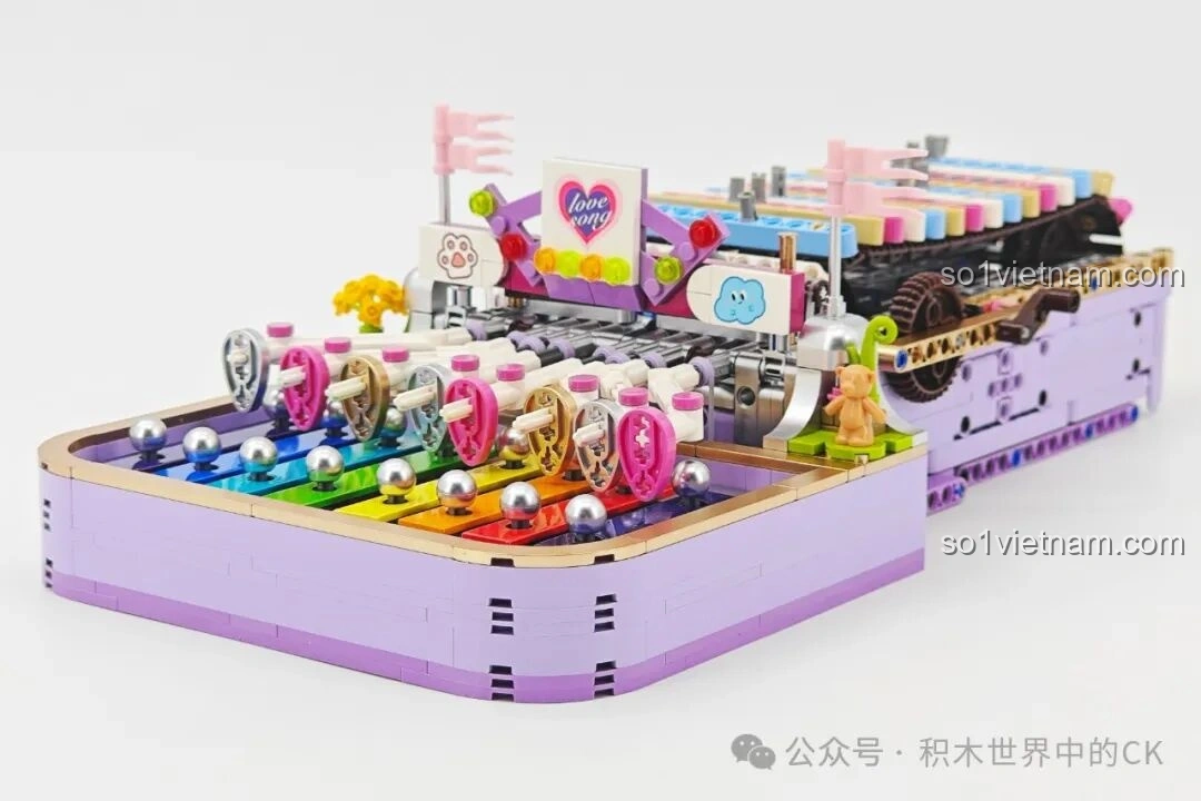 Thành phẩm Đàn Tám Âm Mộng Ảo ZHEGAO 991014 nhìn từ góc nghiêng, cho thấy sự kết hợp tinh tế giữa phần thân đàn và bàn phím gõ, cùng các chi tiết trang trí nhỏ.