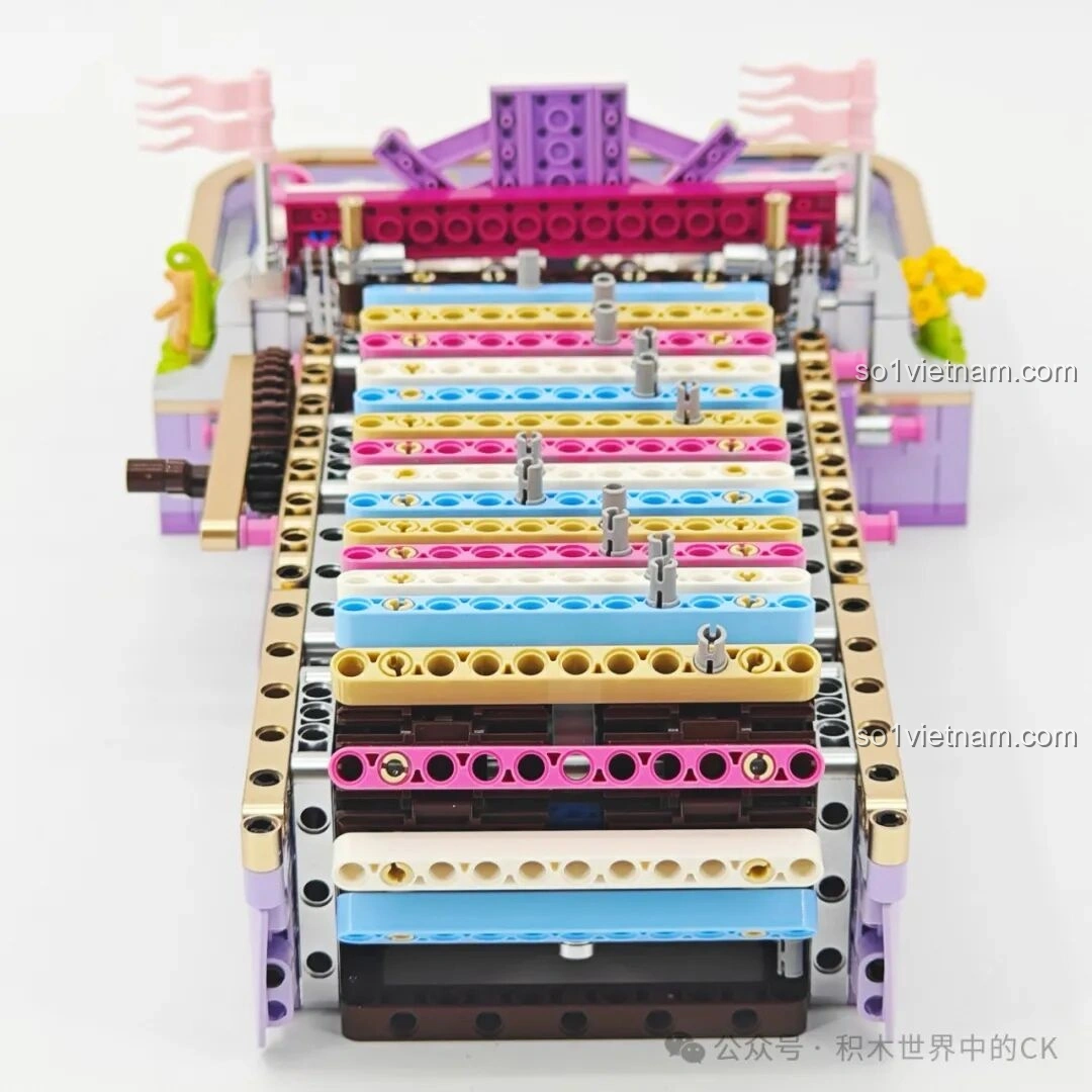 Thành phẩm Đàn Tám Âm Mộng Ảo ZHEGAO 991014 nhìn từ góc trên phía sau, cho thấy toàn bộ cấu trúc của mô hình đàn gõ và sự sắp xếp của các thanh gõ màu sắc.