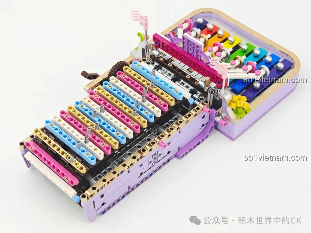 Thành phẩm Đàn Tám Âm Mộng Ảo ZHEGAO 991014 nhìn từ góc trên phía trước, nổi bật phần bàn phím gõ và các chi tiết trang trí dễ thương, tạo nên một đồ chơi nhạc cụ lắp ráp hoàn chỉnh.