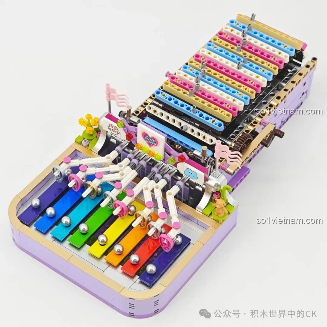 Thành phẩm Đàn Tám Âm Mộng Ảo ZHEGAO 991014 nhìn trực diện, nổi bật với tông màu tím pastel và các thanh gõ cầu vồng, tạo nên một đồ chơi nhạc cụ lắp ráp sinh động.