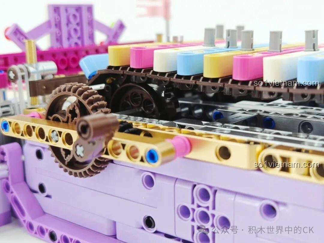 Thành phẩm Đàn Tám Âm Mộng Ảo ZHEGAO 991014 cùng hai chiếc dùi gõ đi kèm, sẵn sàng cho bé khám phá thế giới âm nhạc với đồ chơi nhạc cụ lắp ráp này.