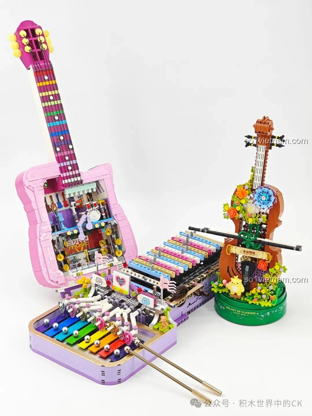 Đàn Tám Âm Mộng Ảo ZHEGAO 991014 được trưng bày cùng các mô hình nhạc cụ lắp ráp khác, tạo nên một bộ sưu tập đồ chơi giáo dục âm nhạc đầy ấn tượng.