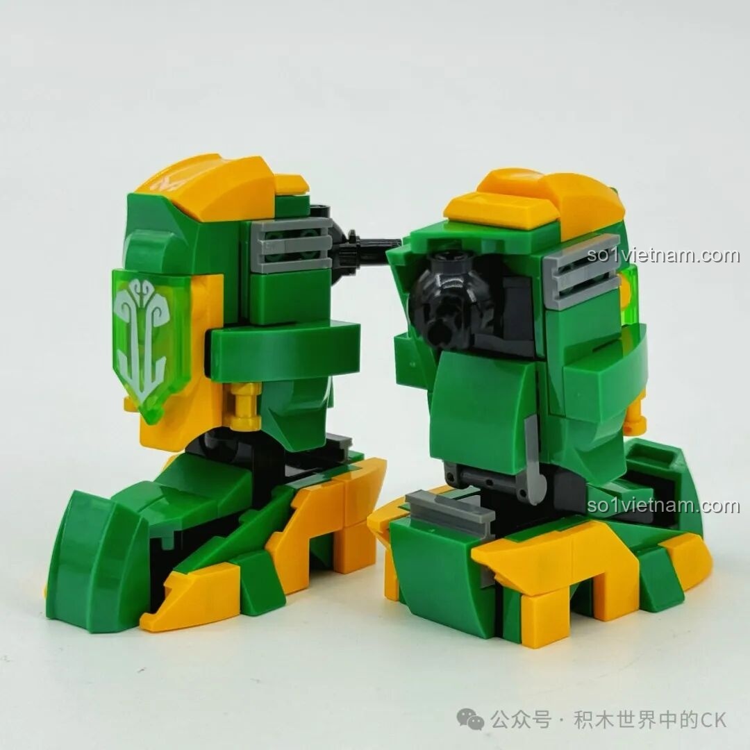 Robot gấu trúc ZHEGAO Quan Vũ trong tư thế chiến đấu