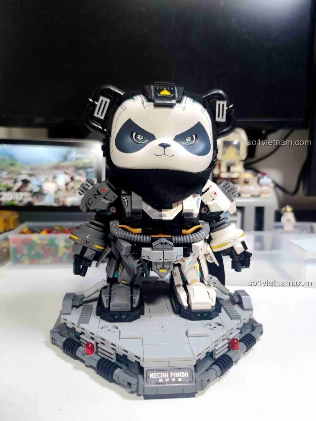 Ảnh chụp chính diện mô hình Chiến Binh Gấu Trúc Cơ Giáp Wekki 506507 trên đế, toát lên vẻ oai vệ, mạnh mẽ.