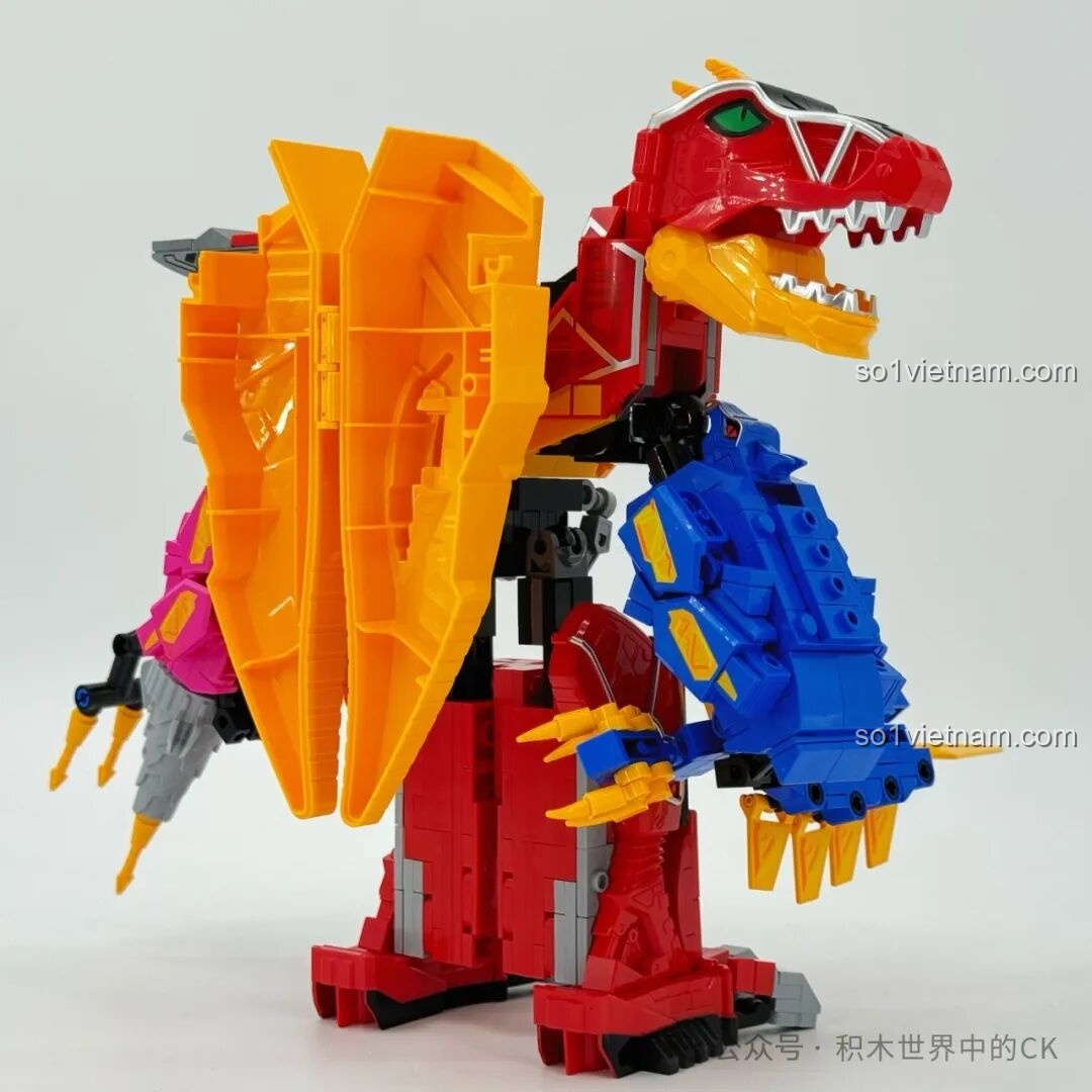 Góc nhìn chéo của robot hợp thể Keeppley Siêu Chiến Đội Thú Điện với Kiếm Trâm Long 82002 và Zuanjiao Long, khoe trọn thiết kế tổng thể và khả năng biến hình của robot khủng long.