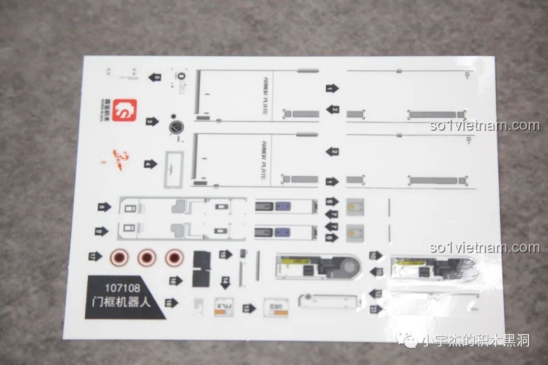 Robot Khung Cửa SEMBO 107108 đang trong quá trình lắp ráp, hình dáng độc đáo dần hiện rõ.