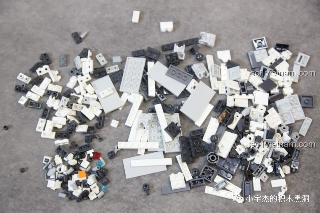 Robot Khung Cửa SEMBO 107108 cùng 2 minifigures Chu Triết Trực và Hác Hiểu Hi, sẵn sàng chiến đấu.