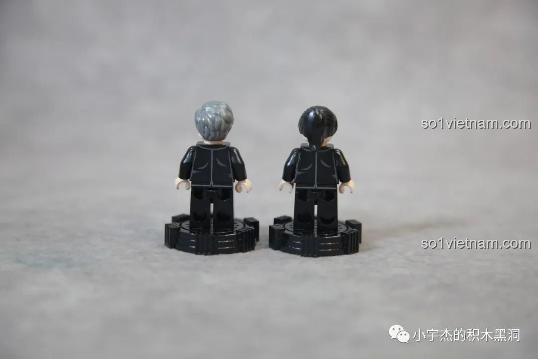 Robot Khung Cửa SEMBO 107108 đứng cùng Xe Di Động Căn Cứ Mặt Trăng và Xe Vận Tải Mặt Trăng.