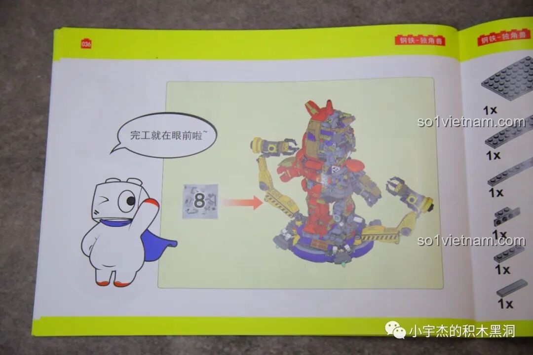 Mô hình Robot Kỳ Lân Sắt ZHEGAO GZ8008 đã hoàn chỉnh với đèn LED ở ngực đang phát sáng.