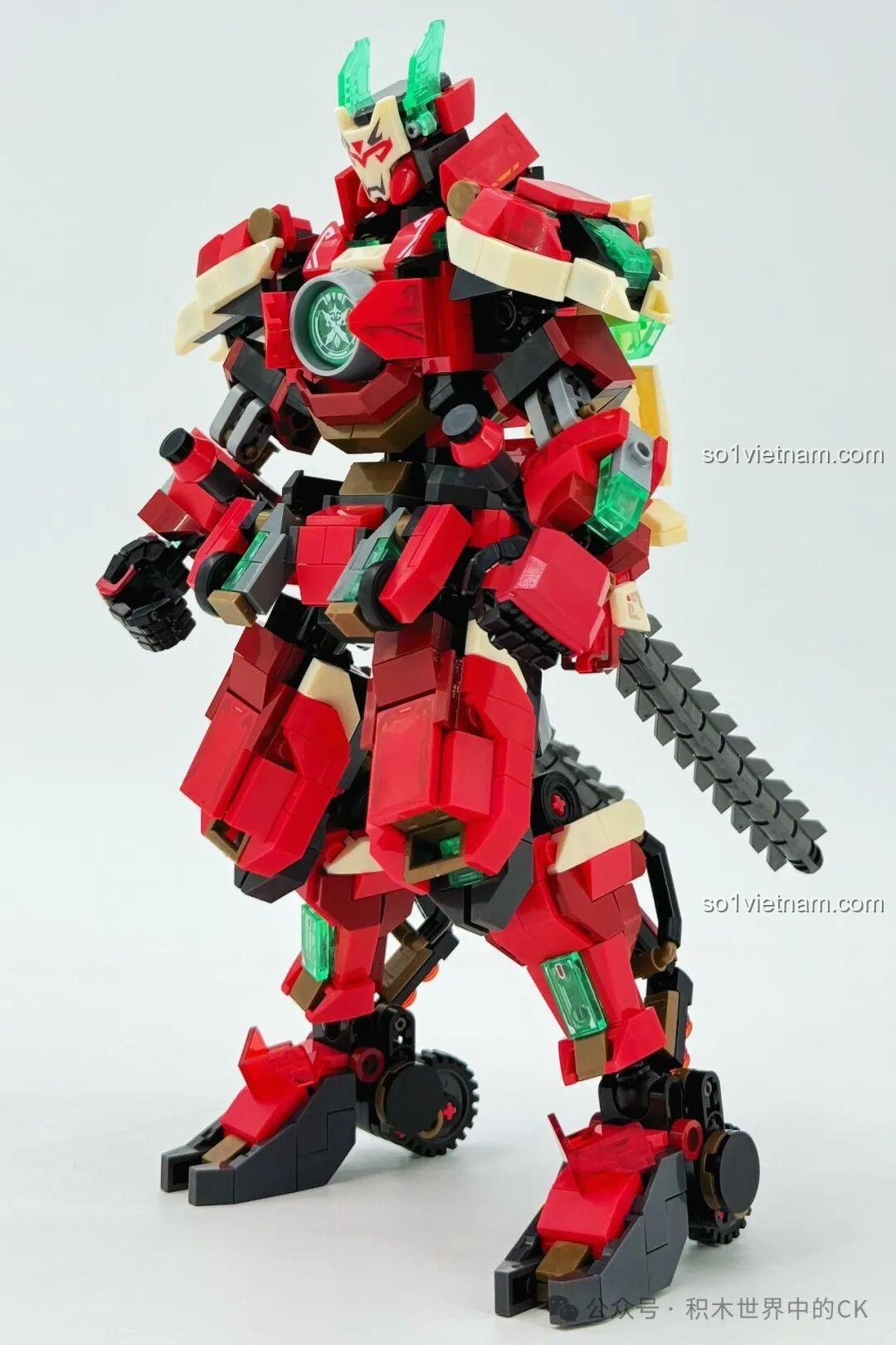 Mô hình robot Ma Lễ Hải SEMBO 106006 nhìn từ góc chéo phía sau, khoe các chi tiết lưng.