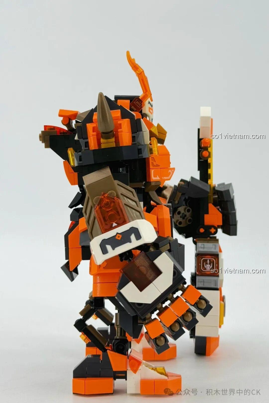 Mô hình robot Ma Lễ Hải SEMBO 106006 nhìn từ góc chéo, khoe vẻ đẹp của bộ giáp vai và tay.