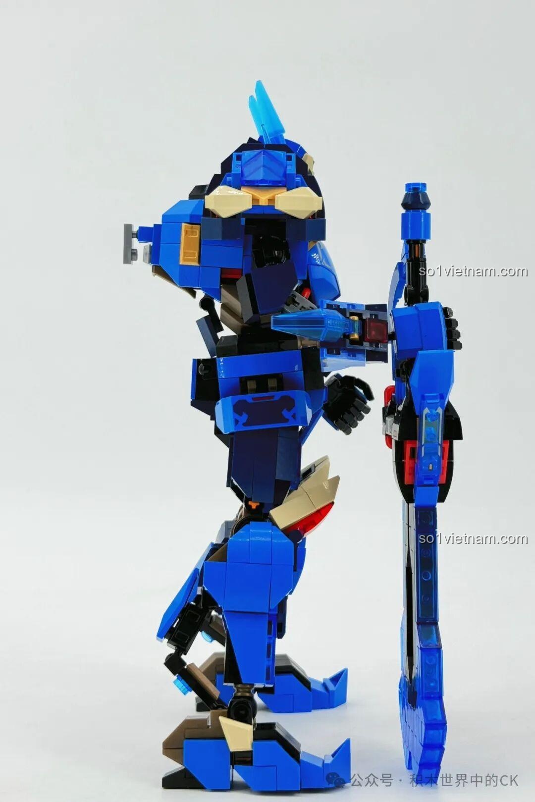 Mô hình robot Ma Lễ Thanh SEMBO 106005 nhìn từ chính diện, cầm kiếm phía trước.